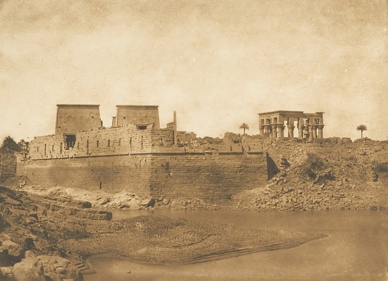 Vista geral da Ilha Philae, tirada da ponta sul da Ilha Begueh, 1849-50. de Maxime Du Camp