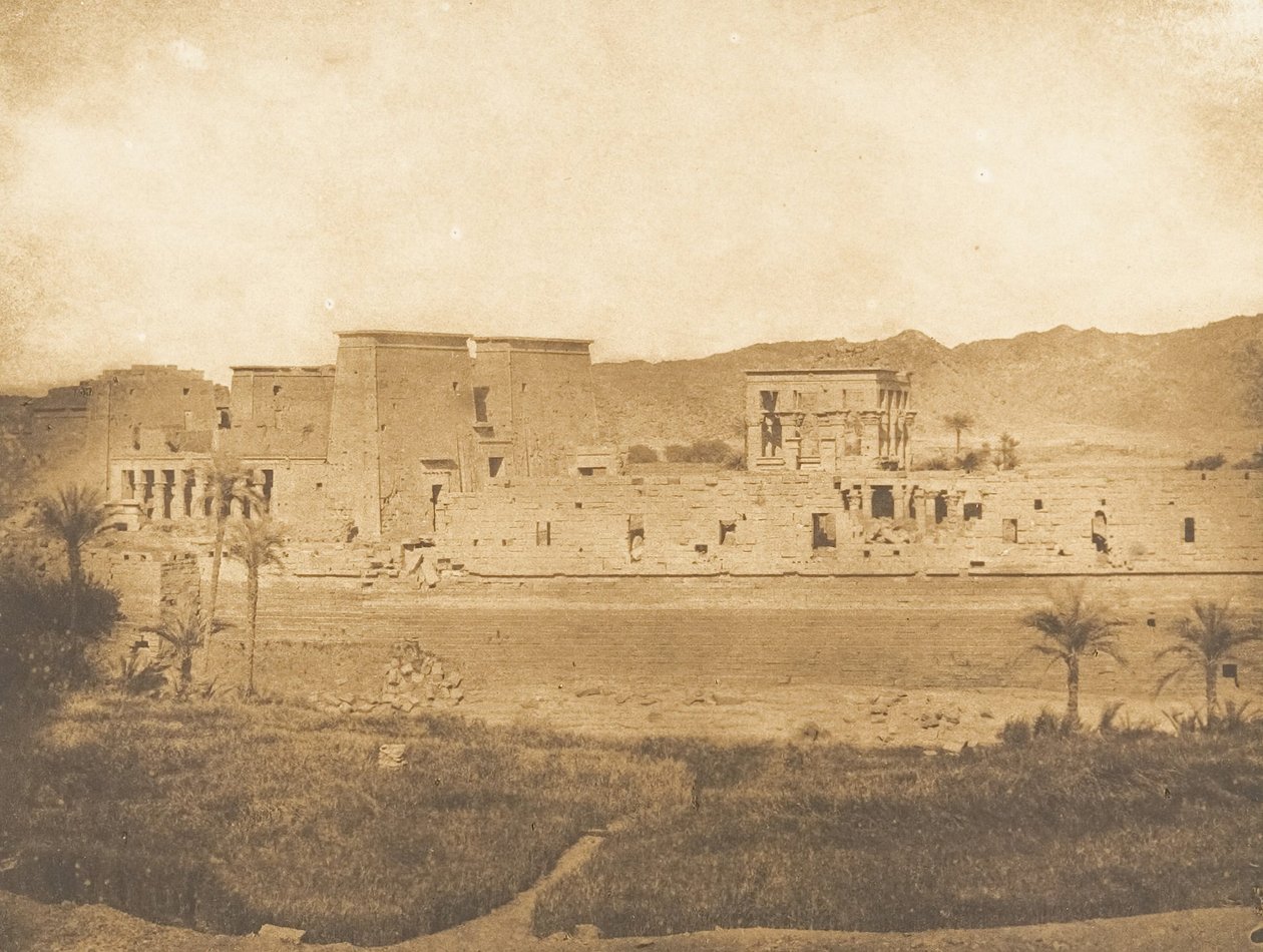 Vista geral da ilha de Philae, tirada da ilha de West Begueh, 1849-50. de Maxime Du Camp