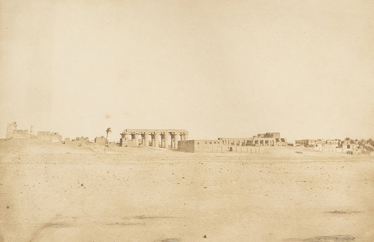 Vista geral das Ruínas de Luxor, tirada de West Thebes, 1849-50. de Maxime Du Camp