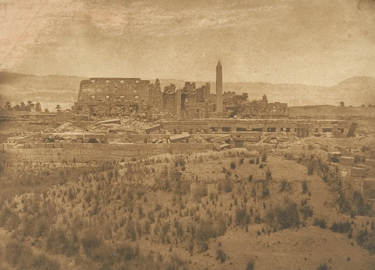 Vista geral das Ruínas do Palácio de Karnac tiradas do Oriente - Tebas, 1849-50. de Maxime Du Camp