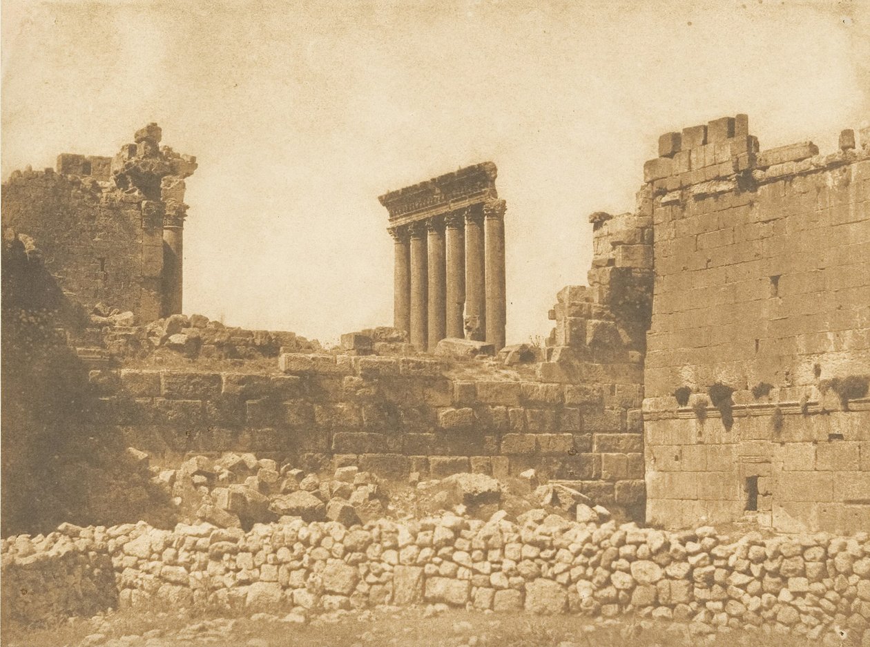 Vista geral das ruínas de Baalbek, tomadas do leste, Setembro de 1850. de Maxime Du Camp
