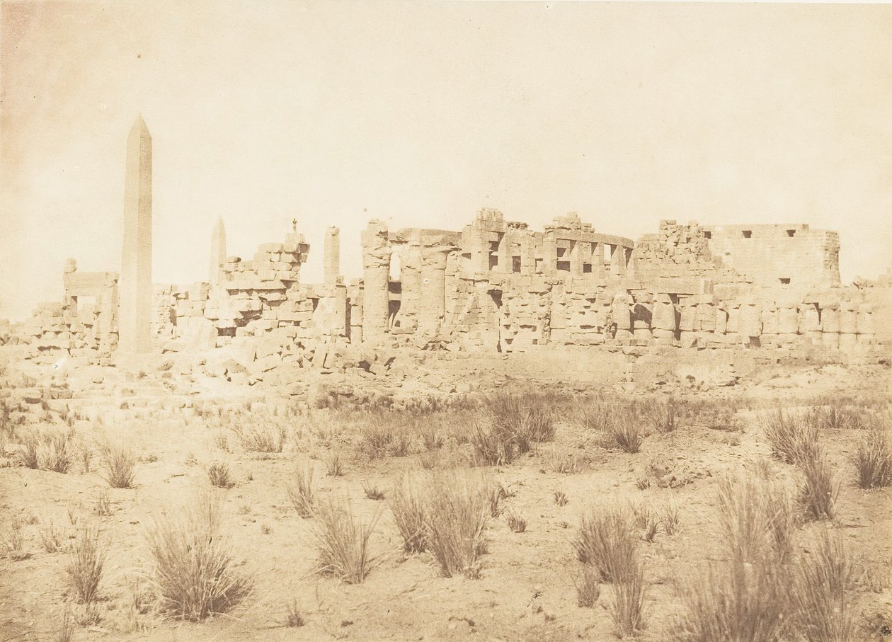 Vista geral das ruínas do Palácio de Karnac, tiradas do norte, 1849-50. de Maxime Du Camp