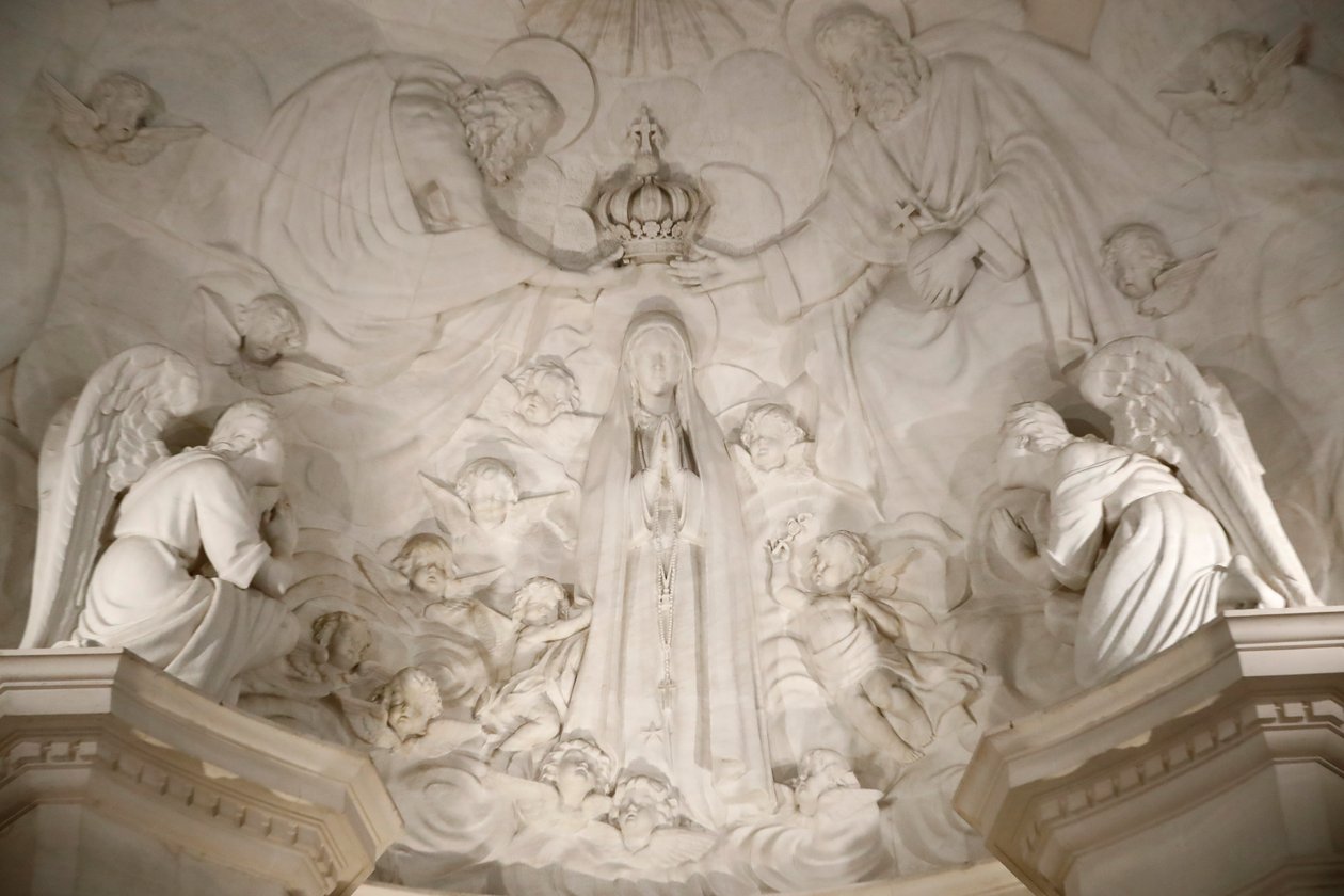 Santuário de Fátima. Interior da antiga Basílica de Fátima. A coroação da Virgem. Portugal. de Maximiano Alves