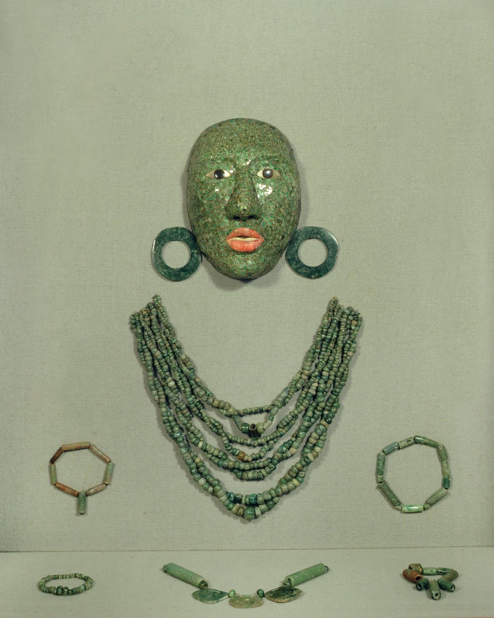 Calakmul máscara funerária com colar e brincos, Península do Iucatão, México Período Clássico Superior (600-900 dC) (Jade) de Mayan