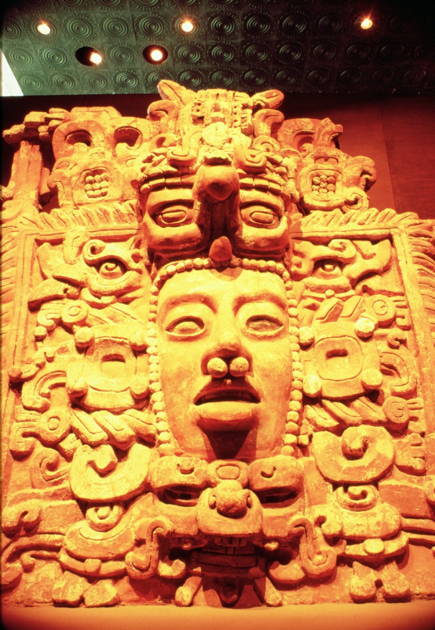 Detalhe de uma parede do templo com a cabeça de um deus sol de Mayan