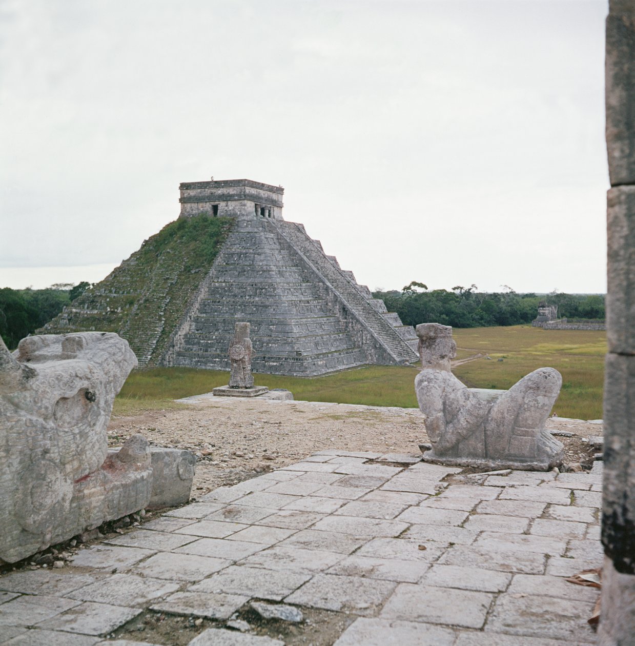 El Castillo, vista do Templo dos guerreiros, mostrando Chacmool de Mayan