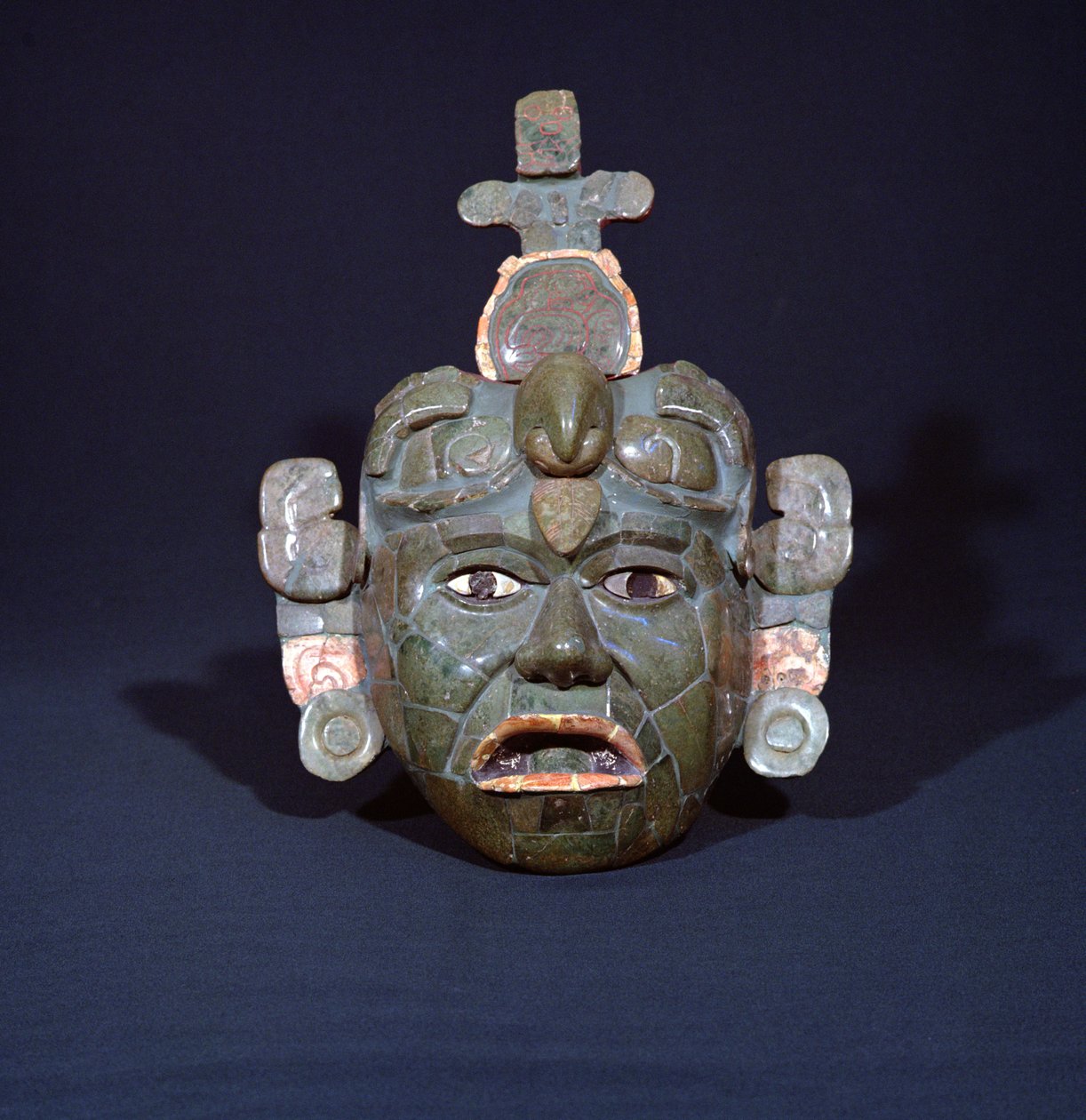 Máscara funerária de Tikal, Petén, Guatemala, período clássico inicial (c.200-600 dC) (jade, madrepérola e pirita) (ver também 238269) de Mayan
