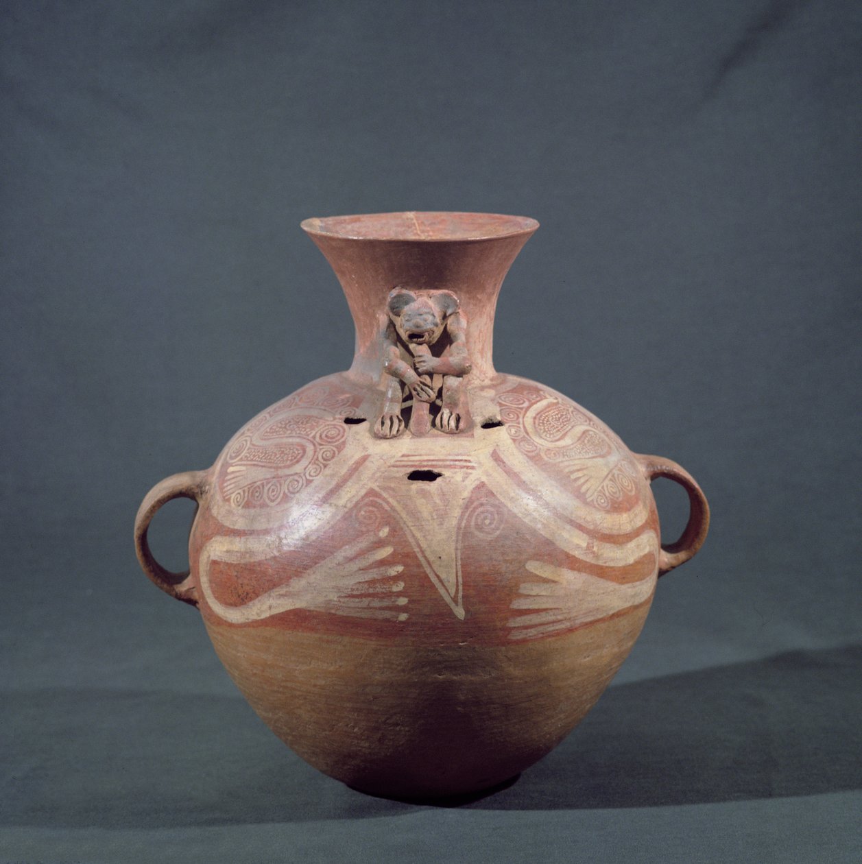 Urna funerária com buracos de Utatlan (Cumarcaaj), Quiche, Guatemala, América Central, Período pós-clássico (terracota) de Mayan