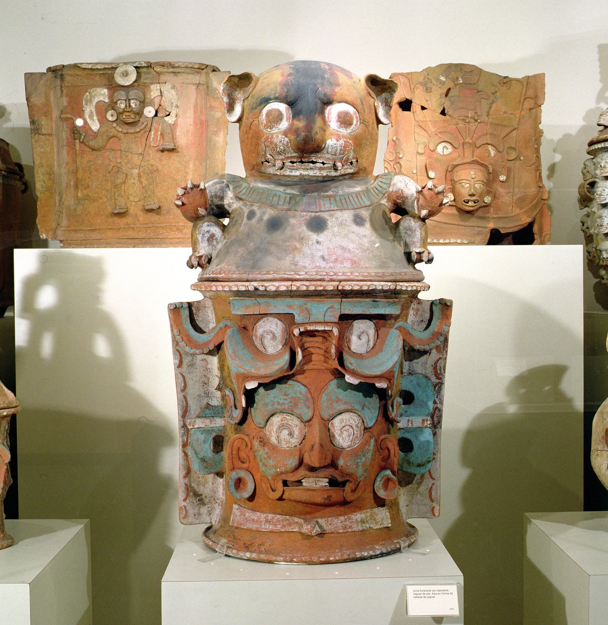 Urna funerária Ixil com tampa felina, Nebaj, Guatemala, último período clássico (900-1200) (cerâmica policromada) (ver também 310160) de Mayan