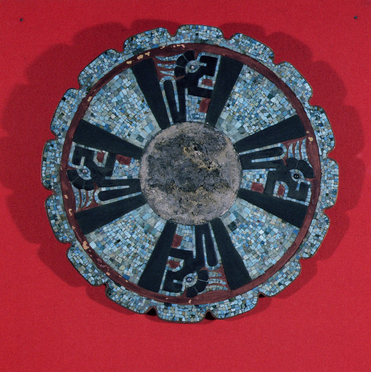 Jóia representando um escudo encontrado no Cenote de Chichén Itzá, Yucatán, México, período pós-clássico (900-1000 dC) (mosaico) de Mayan