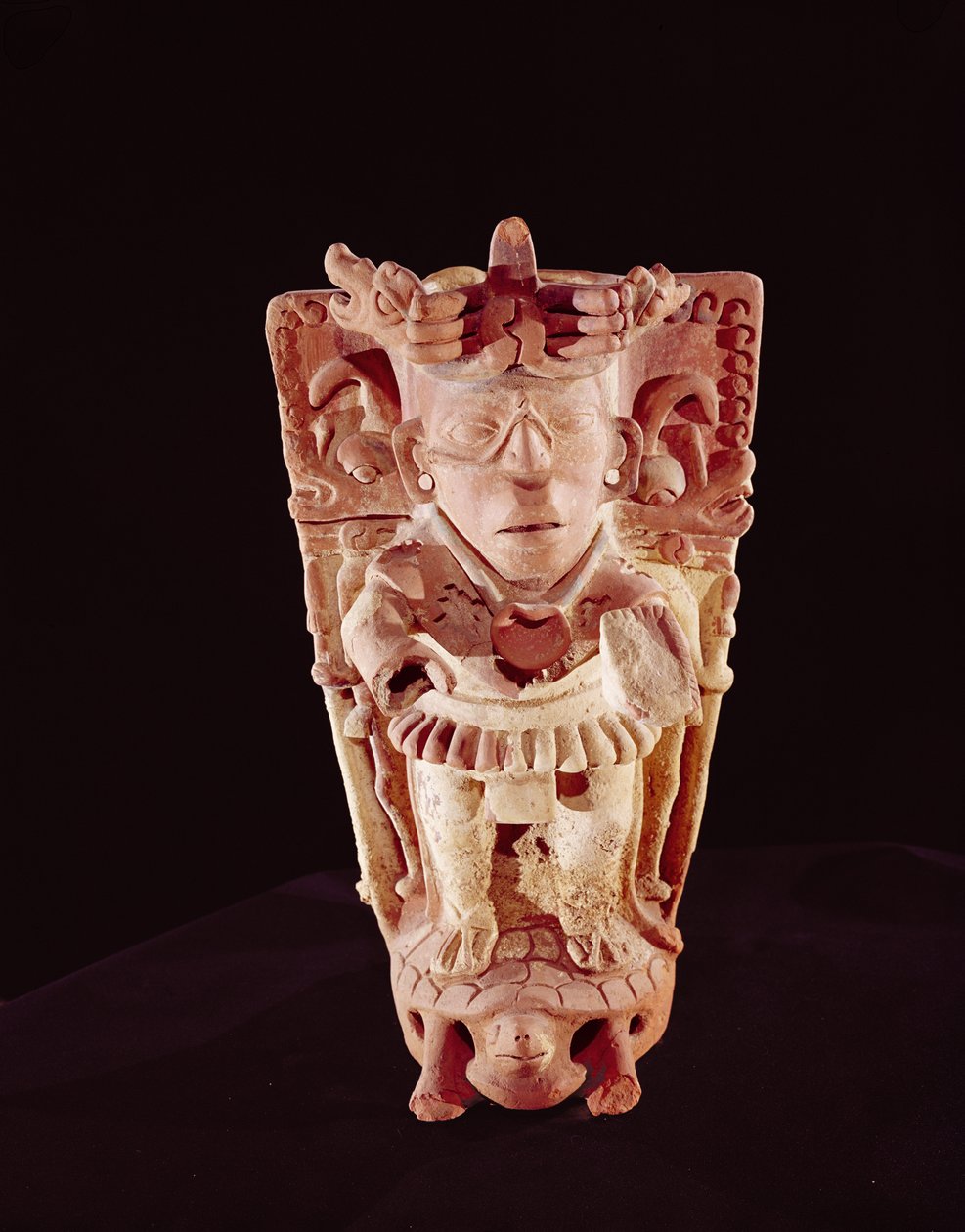 Homem de pé sobre uma tartaruga, &39;The Creator of the World&39; (barro) de Mayan