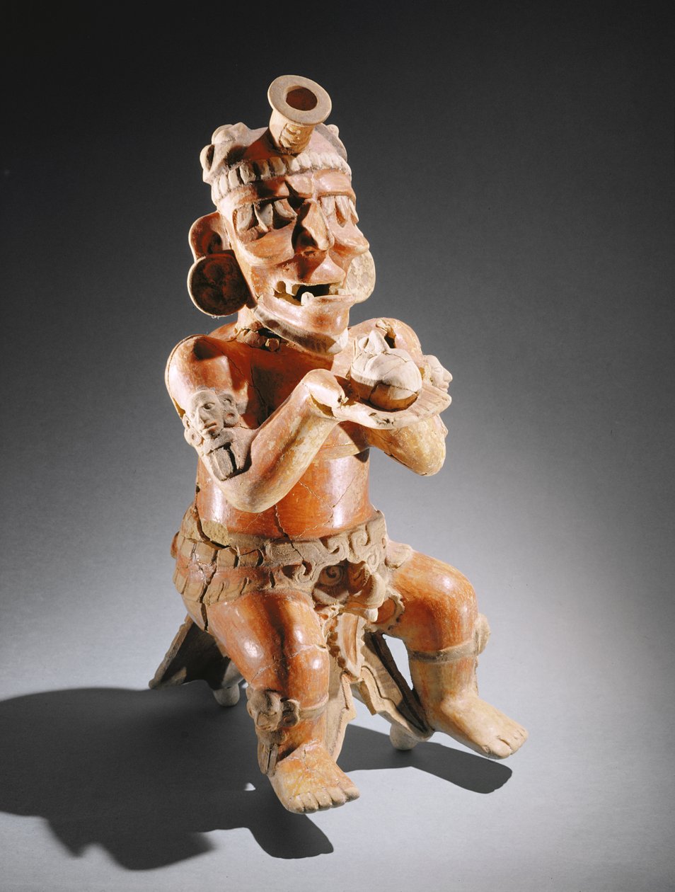 Vaso de efígie de duas partes policromado, talvez um queimador de incenso, de um túmulo sob um antigo edifício maia clássico em Tikal (cerâmica) de Mayan