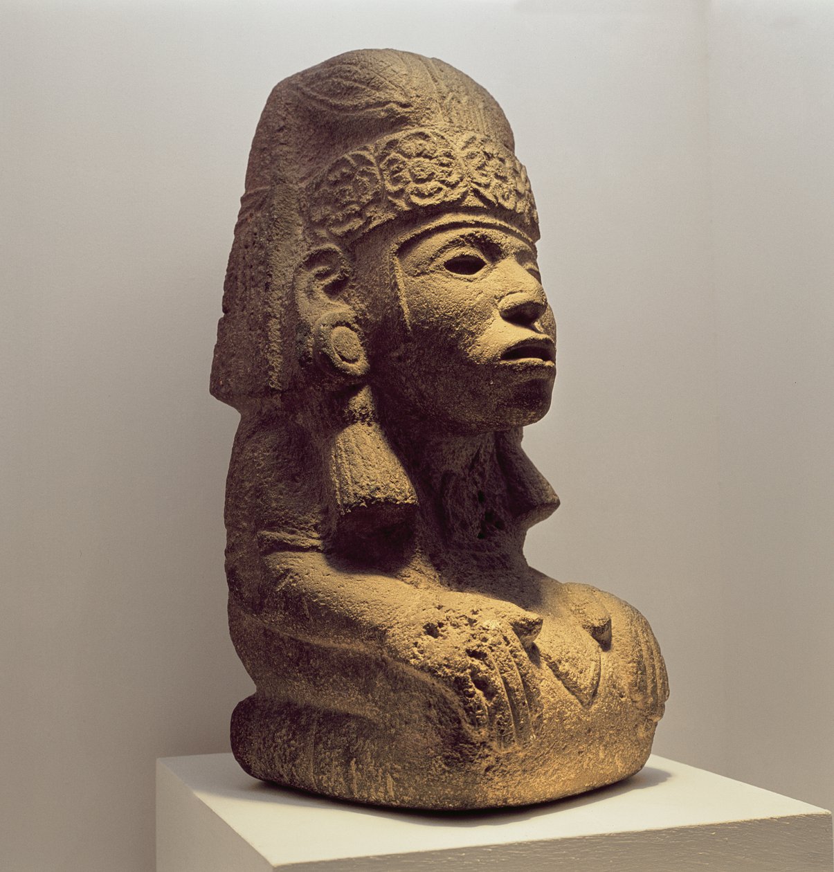 Pote na forma de uma figura ajoelhada, 800-1200 de Mayan