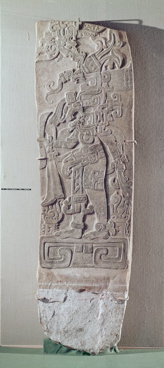 Estela II, retangular com relevo representando uma figura de pé sobre uma plataforma, período pré-clássico, c.1000 aC-250 dC (granito) de Mayan