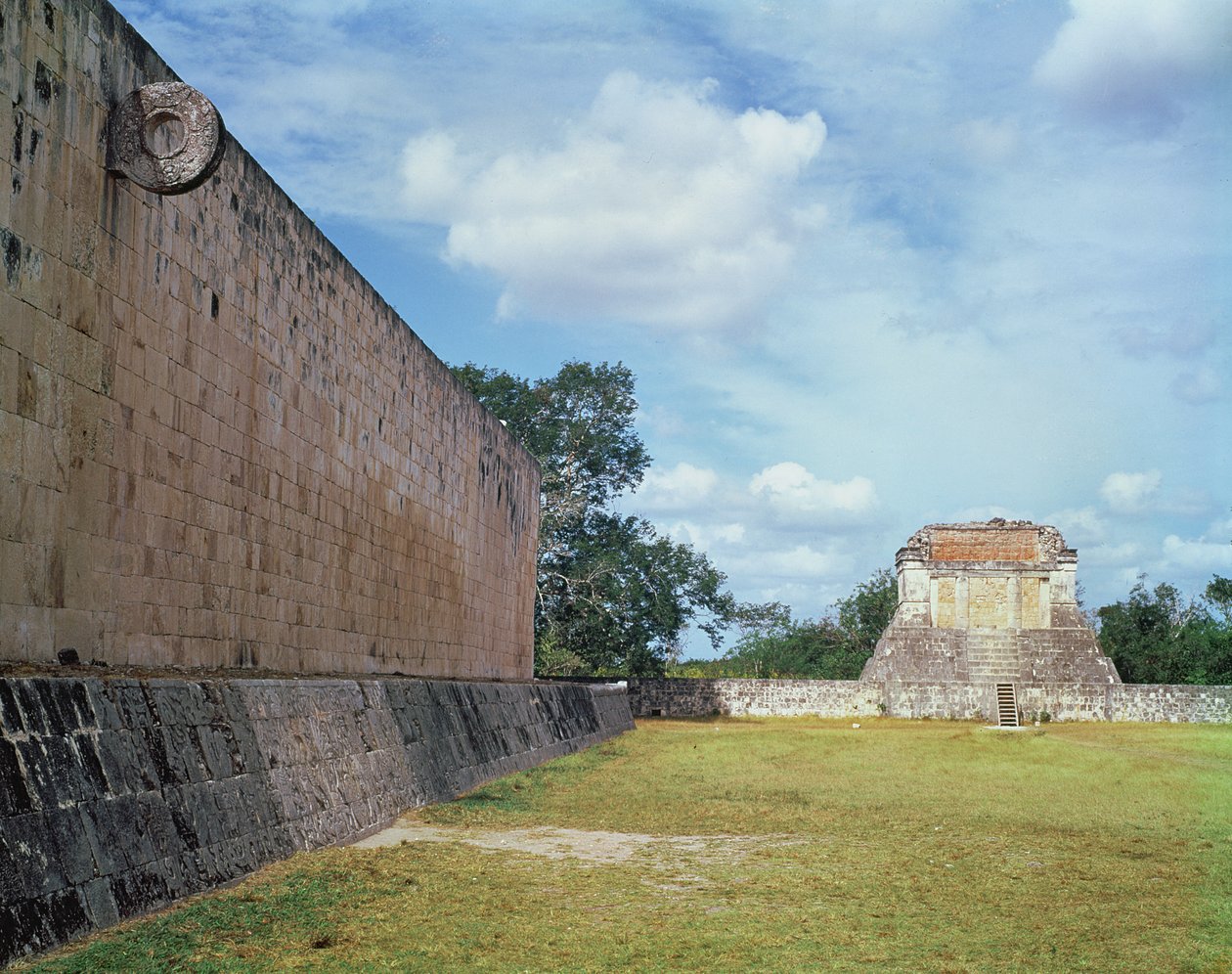 A parede da quadra de bolas, provavelmente concluída no período pós-clássico, c.900-1200 dC de Mayan