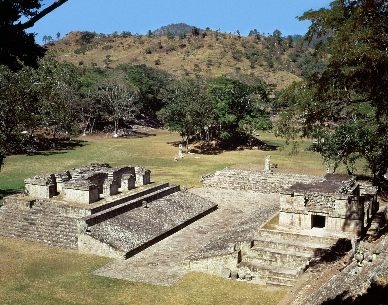 Vista do campo de jogo na praça principal, período clássico de Mayan