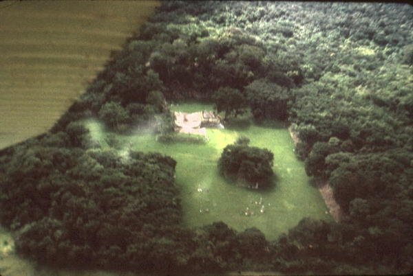 Quadra de bola e estela na praça de Mayan