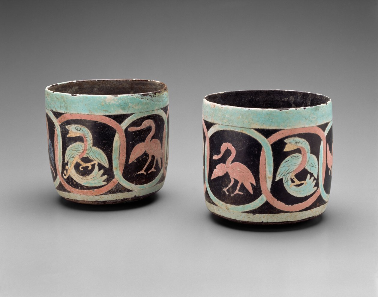 Taças com Aves em Cartouches, Guatemala, Middle Classic, 500-700 (louça de barro com estuque pintado) de Mayan