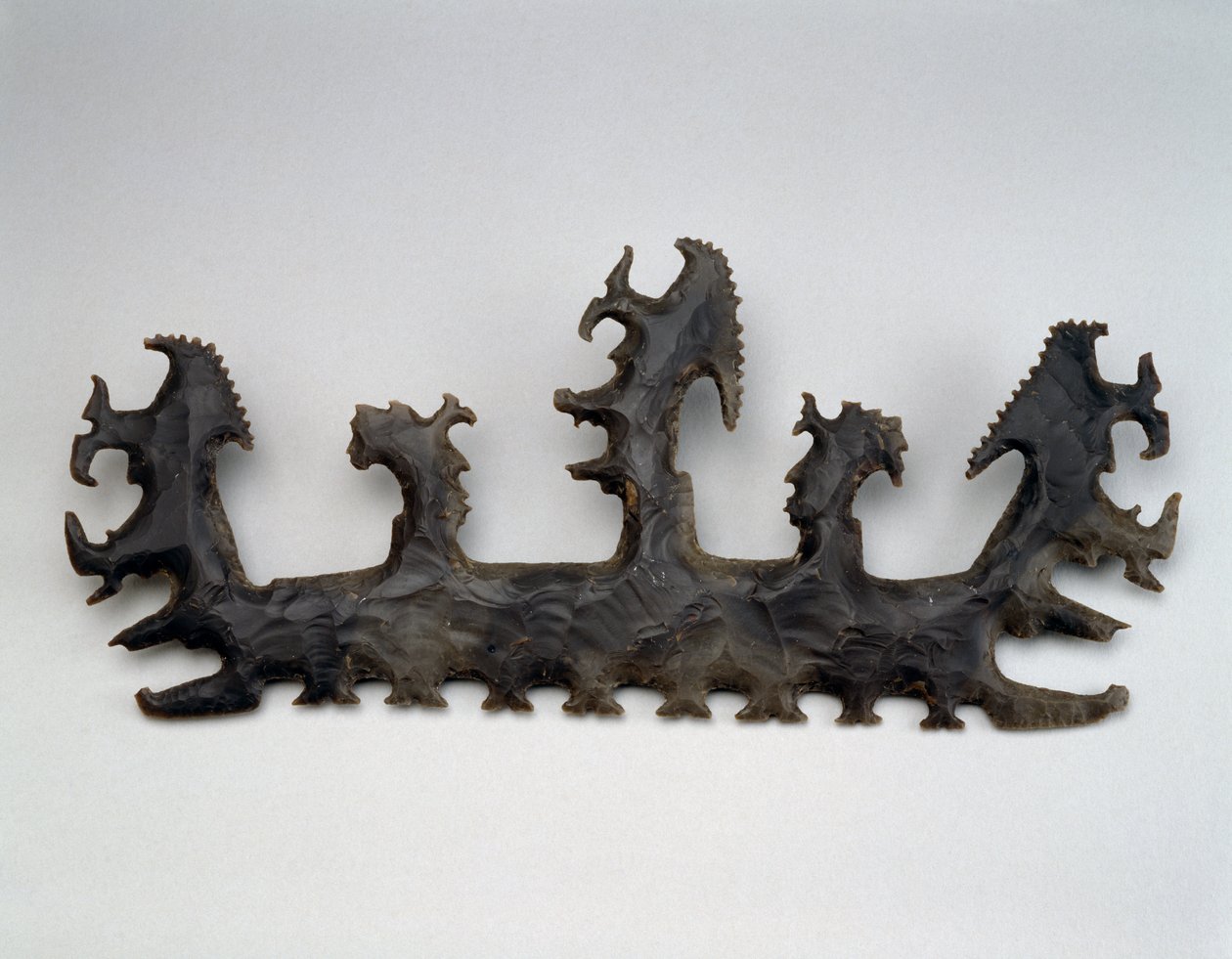 Sílex Cerimonial com Deus K e Dois Senhores em uma Canoa de Cabeça Monstro, Guatemala, Late Classic, 550-800 (sílex) de Mayan