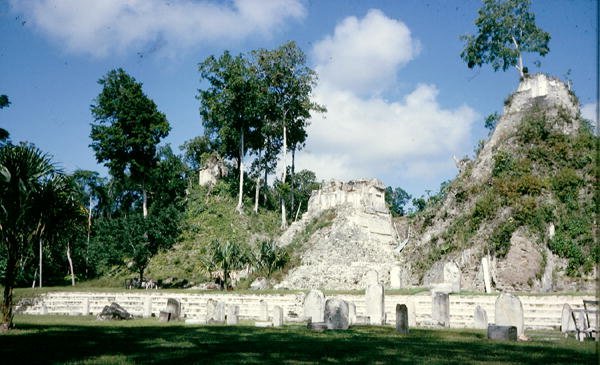 Pátio com estela e monte do templo, c.100 aC-900 dC de Mayan
