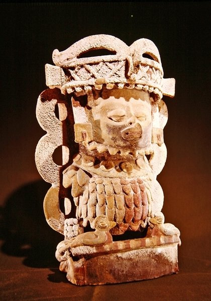 Queimador de incenso representando um pássaro mitológico com cabeça humana, encontrado em uma caverna perto de Purulha, departamento de Baja Vera Paz, Post Classic Maya (cerâmica) de Mayan