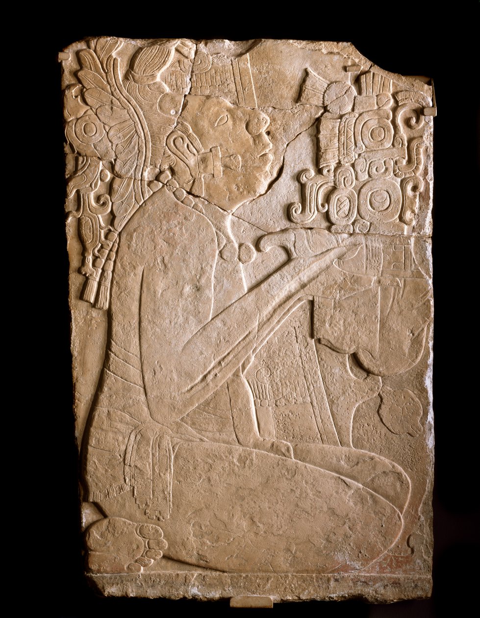 Macho sentado de um painel de relevo, 702-64 (calcário com traços de tinta) de Mayan