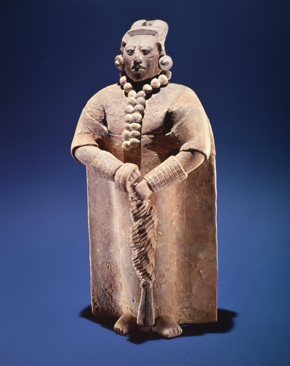 Figura real em pé, da Ilha de Jaina, c.600-900 (barro) de Mayan