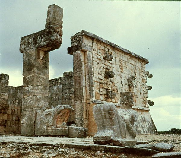 Templo dos guerreiros, coluna de serpente emplumada de Mayan