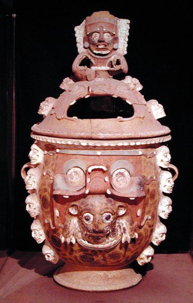 Urna com tampa, da Guatemala, Período Clássico, 600-950 (terracota) de Mayan