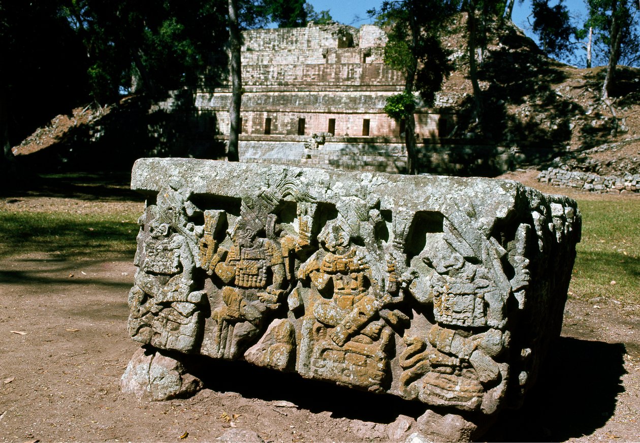 Altar Q com coroação de rei do sol nascente, 776 d.C. de Mayan