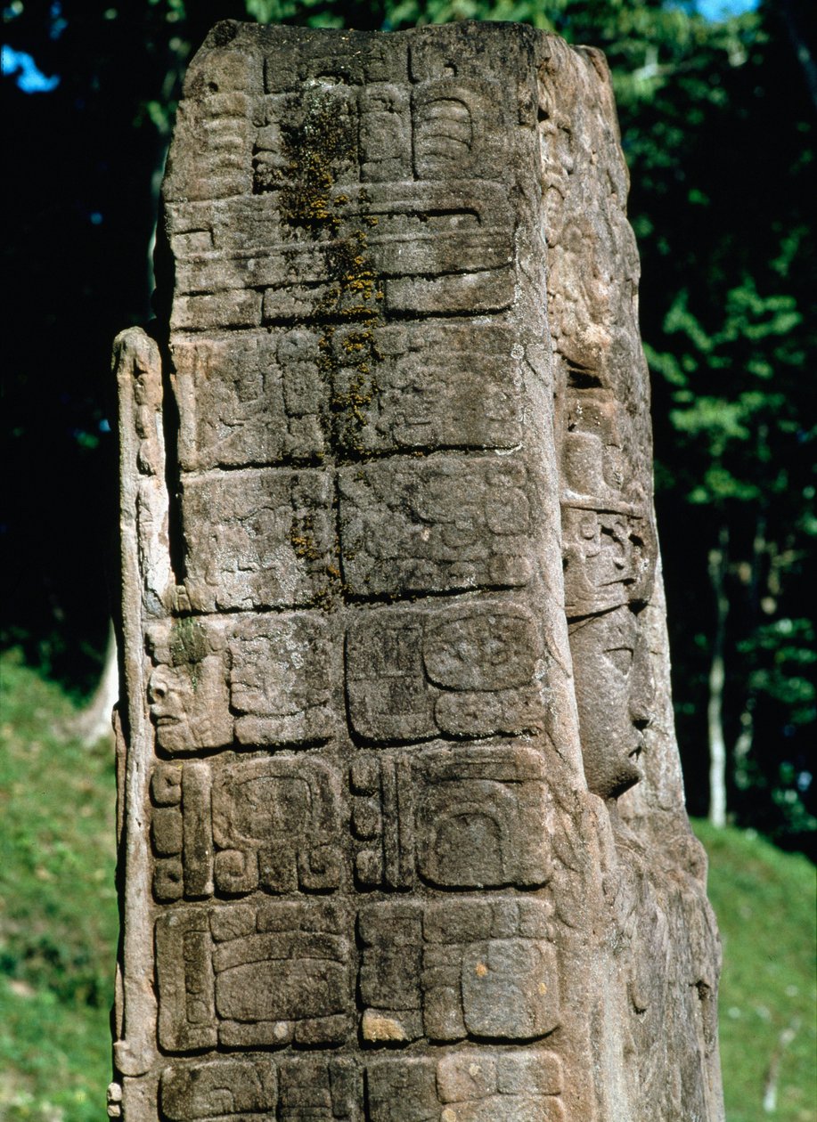 Detalhe de uma estela da Grande Praça de Mayan