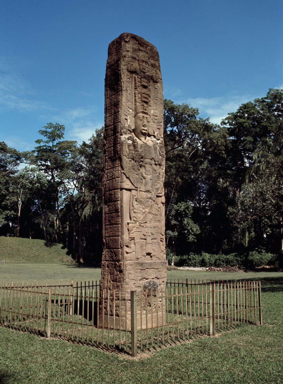 Detalhe da estela E na grande praça de Mayan