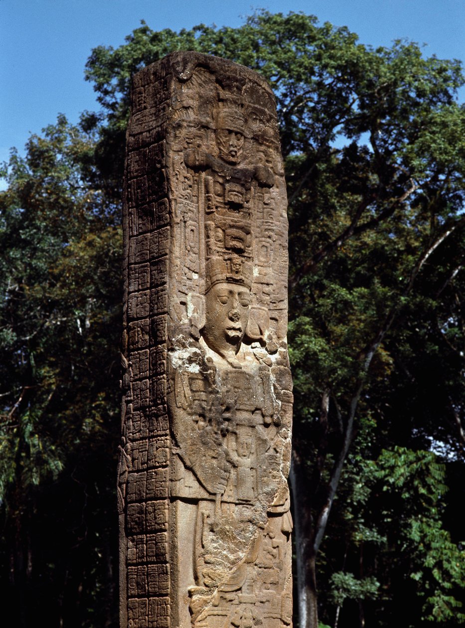 Detalhe da estela E na grande praça de Mayan