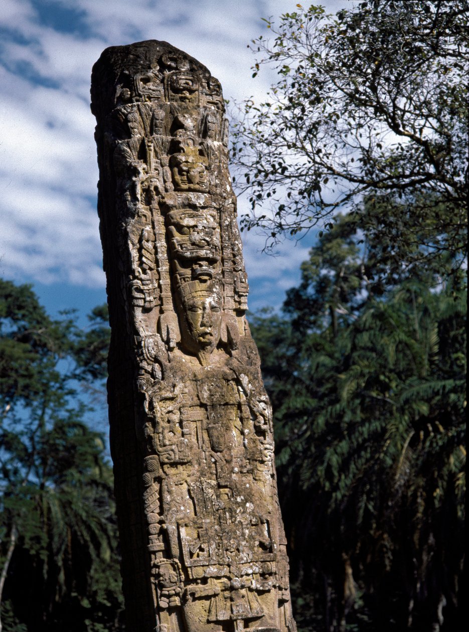 Detalhe da estela F na grande praça de Mayan