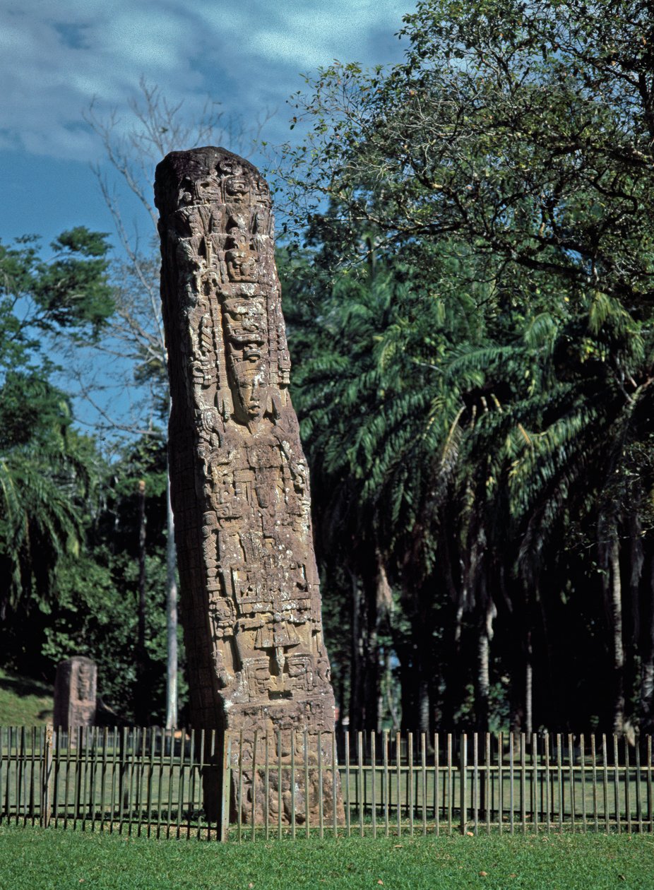 Detalhe da estela F na grande praça de Mayan