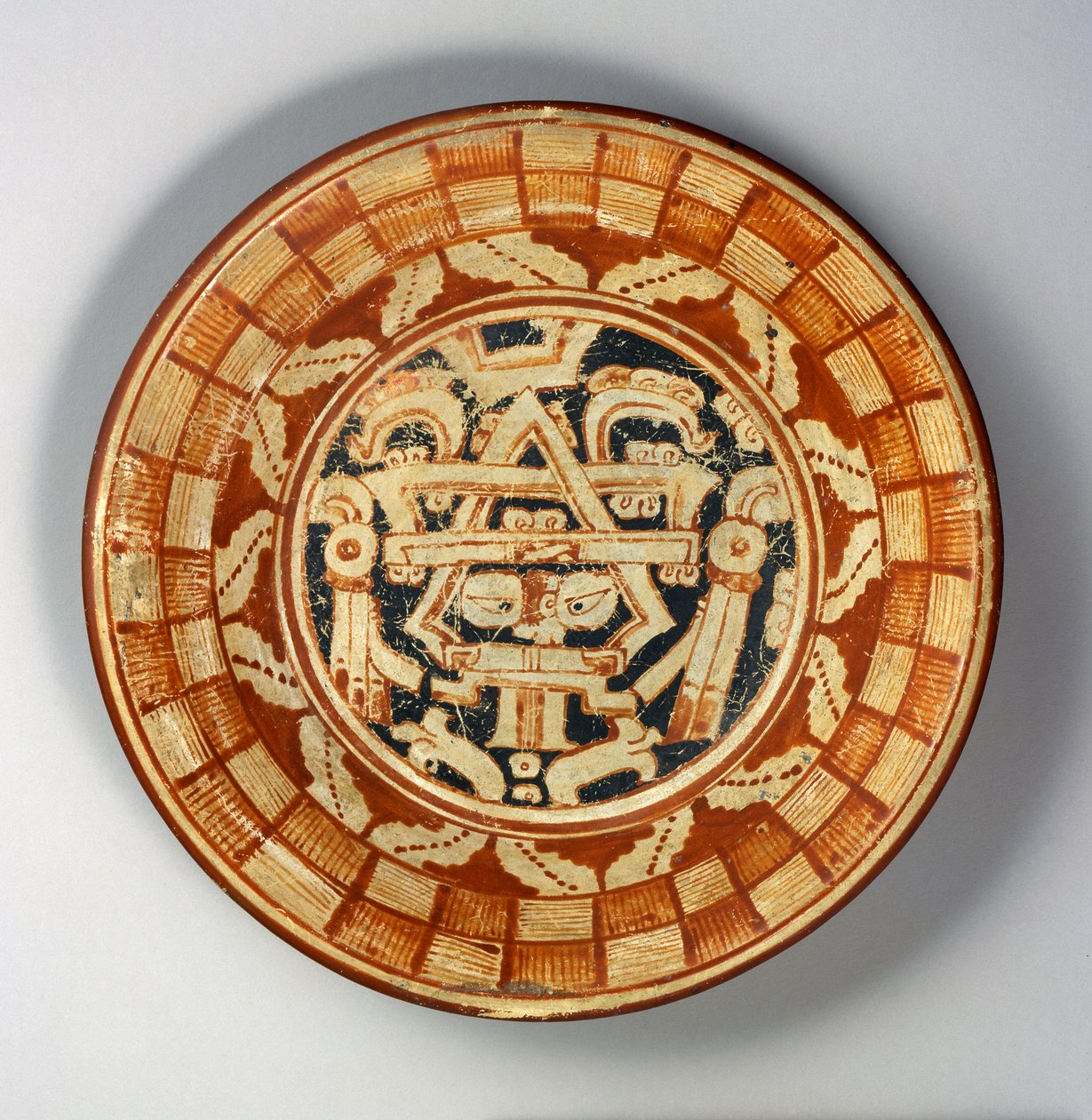 Placa, c.600-800 (cerâmica com tinta deslizante vermelha, laranja e preta sobre branco) de Mayan