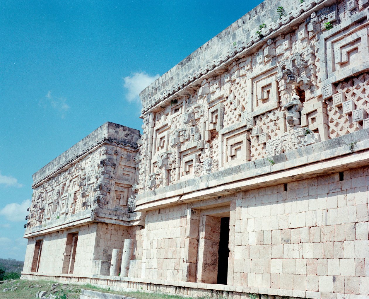 Civilização pré-colombiana: vista do local da antiga capital maia Uxmal, estilo Puuc. Norte Yucatan 600-900 d.C.: pirâmide do adivinho. México de Mayan