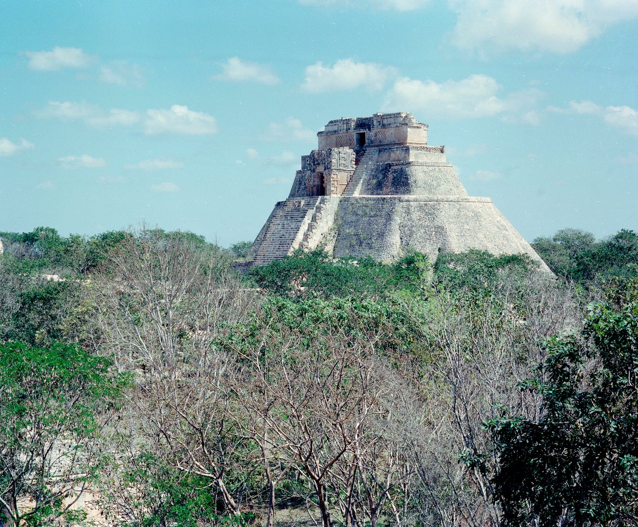 Civilização pré-colombiana: vista do templo superior no local da antiga capital maia Uxmal, estilo Puuc. Yucatan do Norte 600-900 d.C. México de Mayan