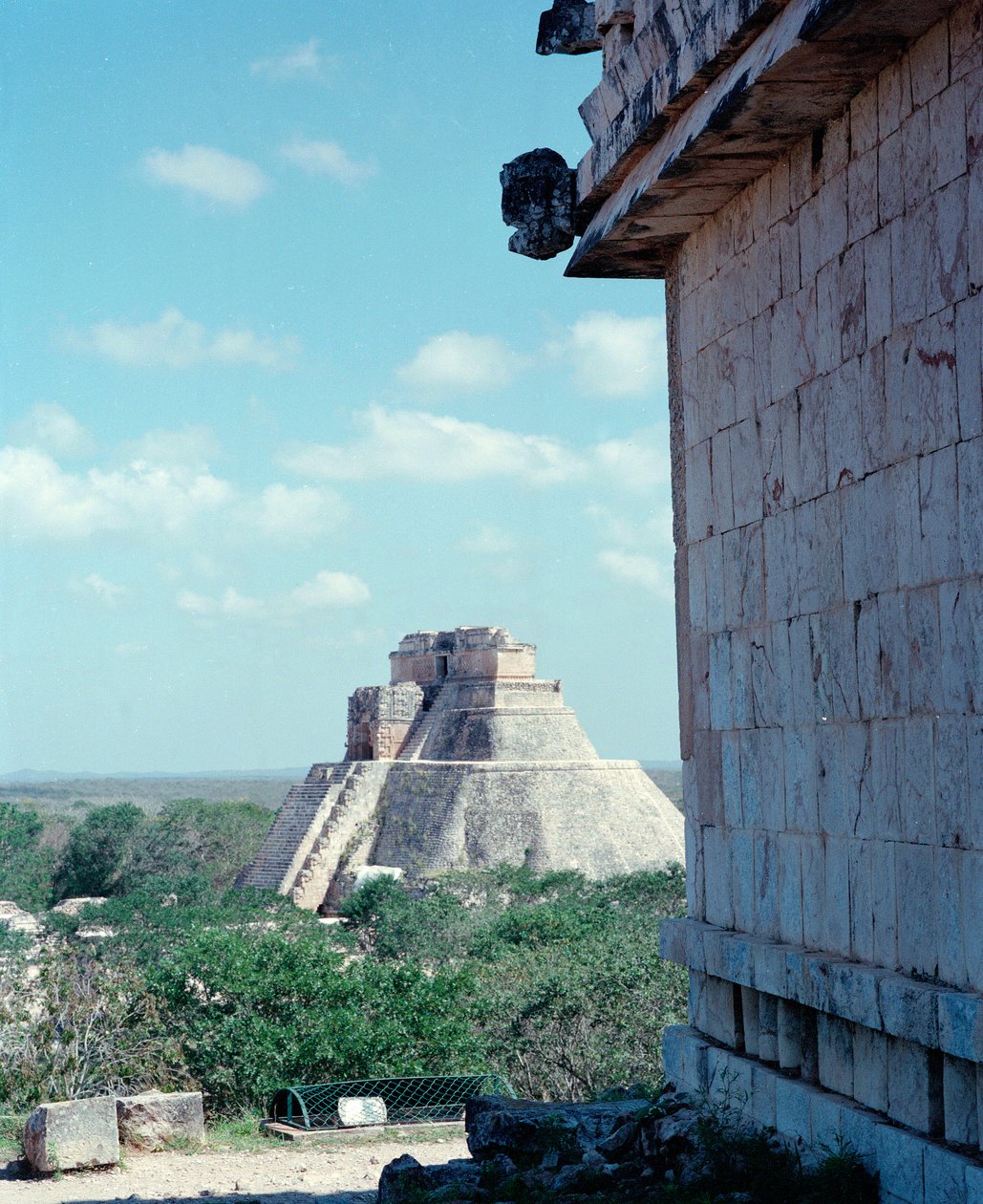 Civilização pré-colombiana: vista do templo superior no local da antiga capital maia Uxmal, estilo Puuc. Yucatan do Norte 600-900 d.C. México de Mayan