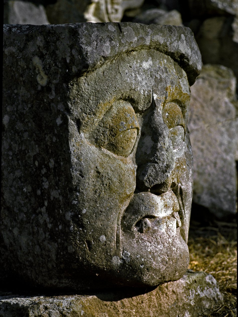 Escultura em pedra de uma cabeça de homem da acrópole oriental de Mayan