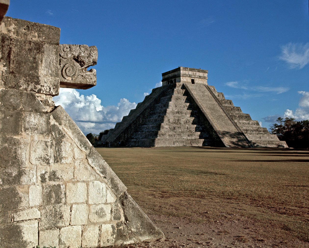 O grande campo de futebol e o castillo, 750-1200 de Mayan