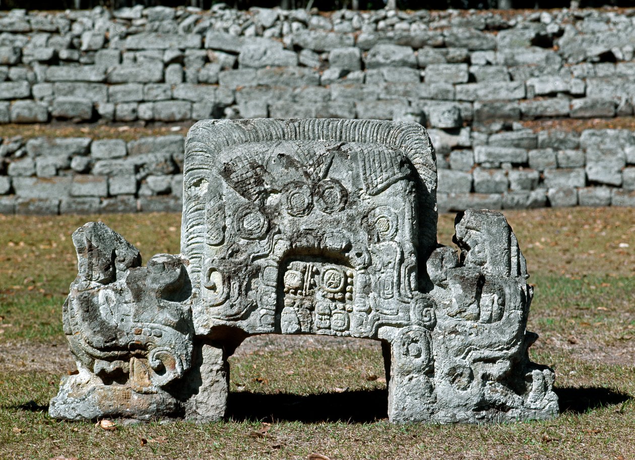 Vista do altar G, séc. VII-XVIII d.C. de Mayan