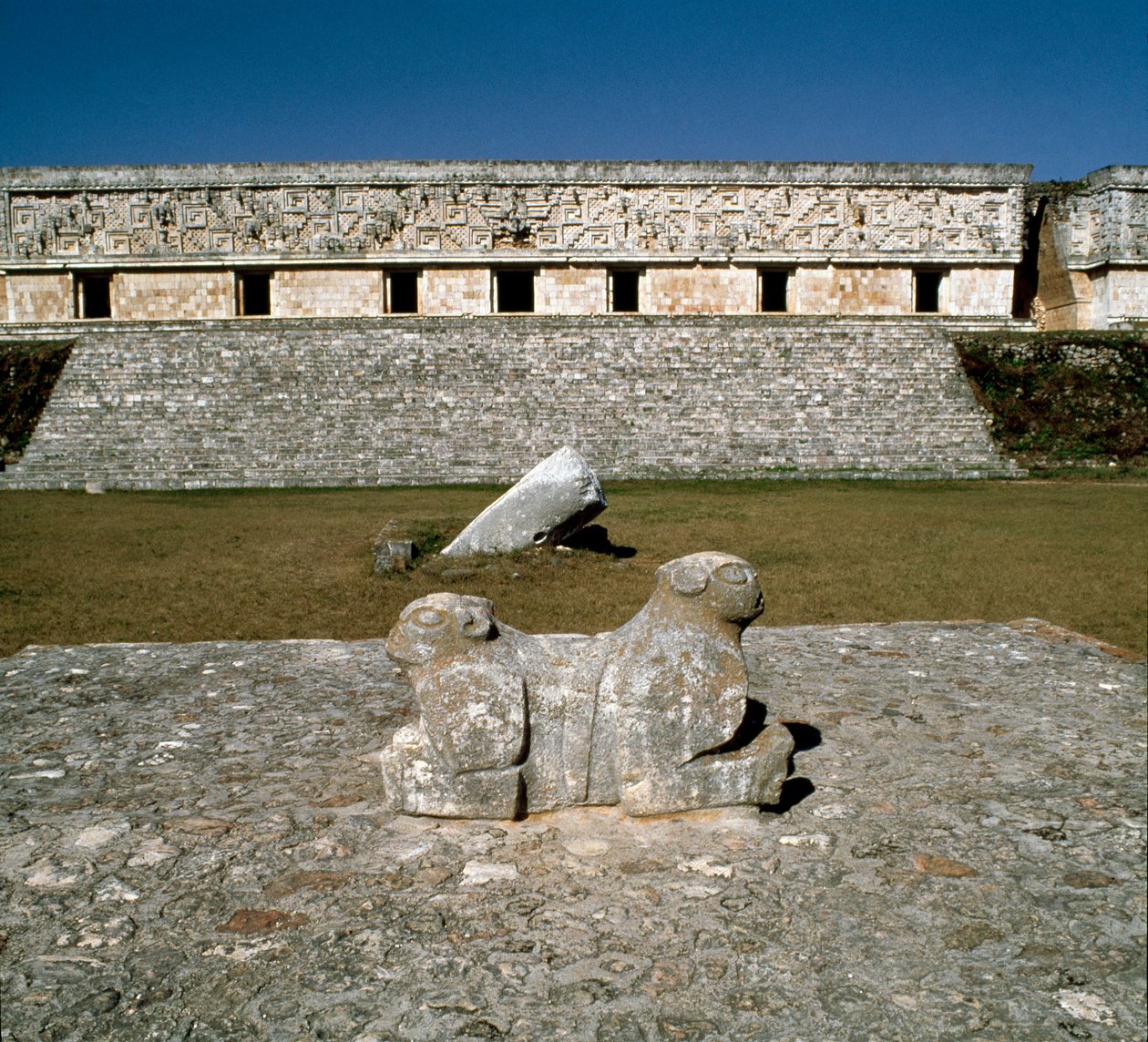 Vista do palácio do governador, altar das duas onças, séc. IX-XVIII de Mayan