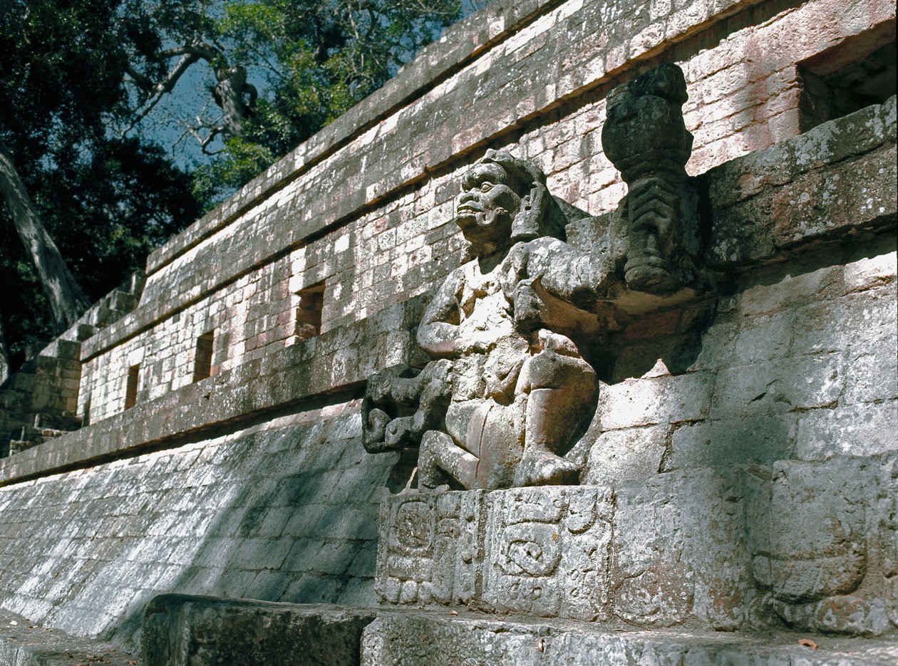 Vista da parede da Acrópole com esculturas de réguas de Copan, período clássico do século VII-8 de Mayan