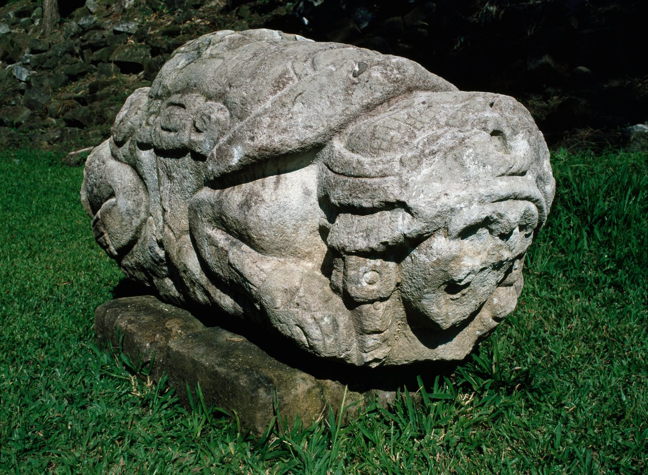 Altar zoomórfico esculpido num bloco de gres de Mayan