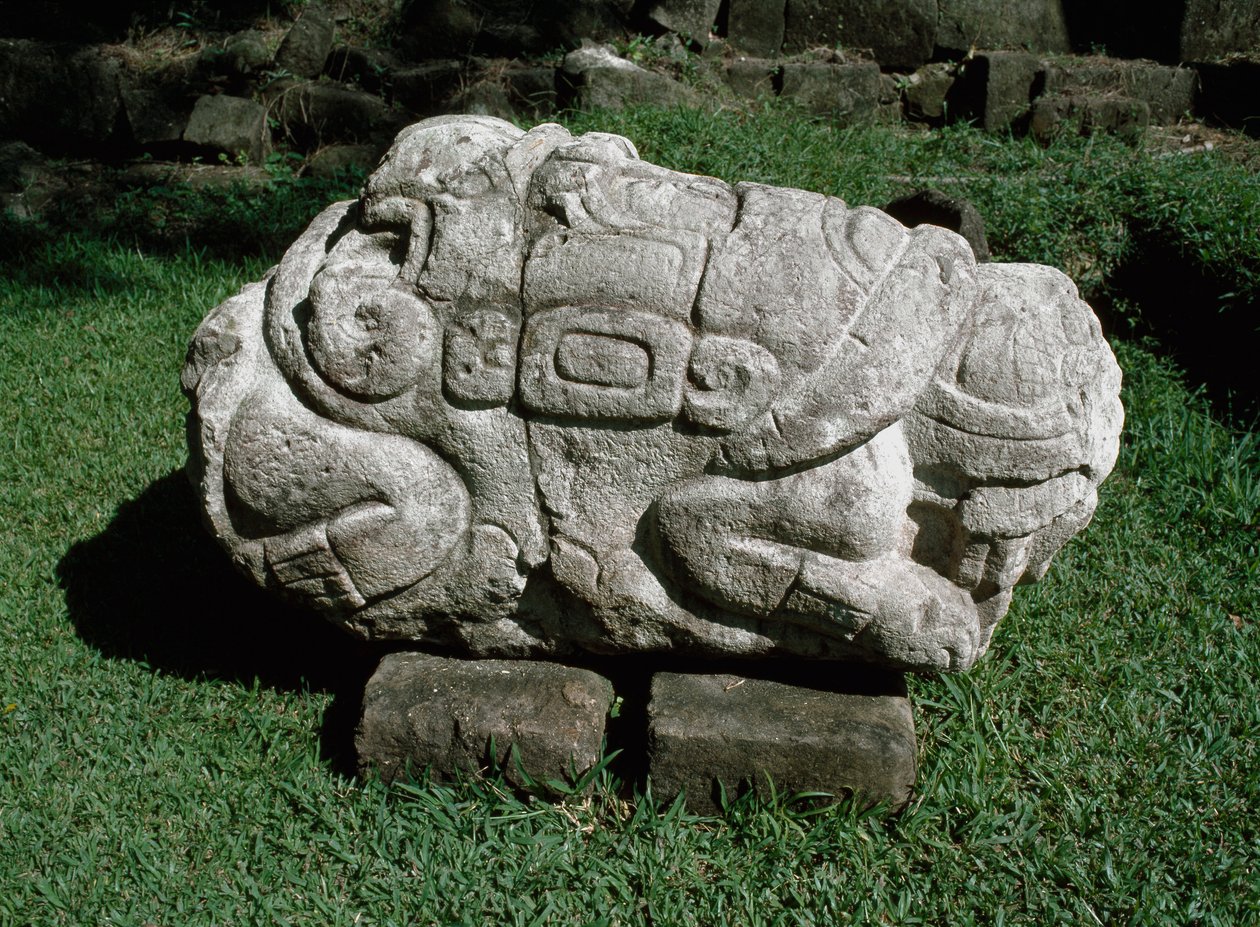 Altar zoomórfico esculpido num bloco de gres de Mayan