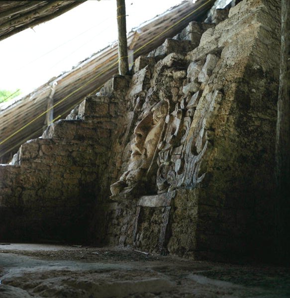 Máscara Arquitetônica, Templo das Mascarones, Kohunlich, Península de Yucatan, México Período Clássico Primitivo (300-600 d.C.) (estuque e pedra) de Mayan Mayan