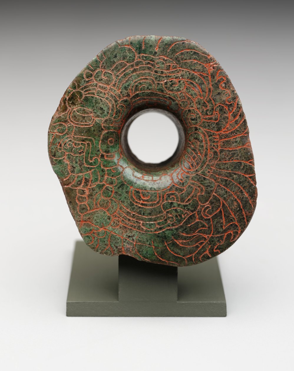 Earflare com imagem incisa da Divindade Principal do Pássaro, c.300-500 (jadeíte) de Mayan Mayan
