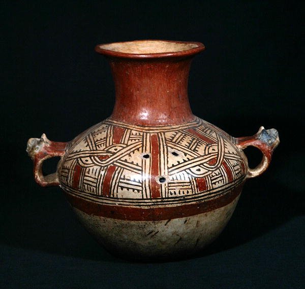 Urna funerária com buracos de Utatlan (Cumarcaaj), Quiche, Guatemala, América Central, Período Pós Clássico (terracota) de Mayan Mayan