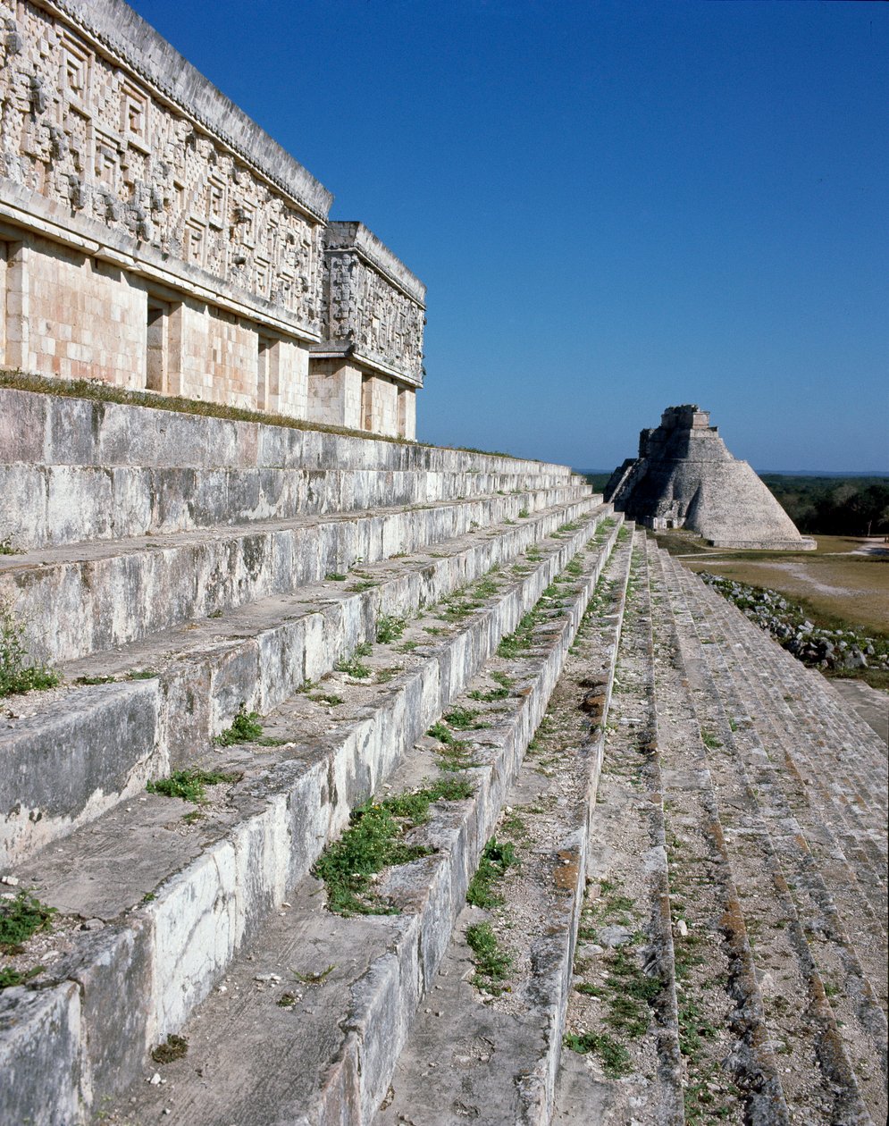 Palácio do Governador e pirâmide do mágico, século VI de Mayan Mayan